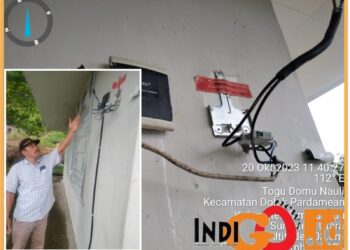 Pangulu Nagori Tigaras, Arnold Sitio saat menunjukkan KWHMeter yang dicopot Tim P2TL, Sabtu (21/10).