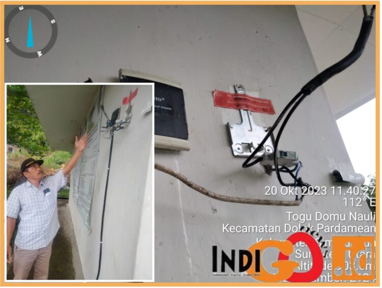 Pangulu Nagori Tigaras, Arnold Sitio saat menunjukkan KWHMeter yang dicopot Tim P2TL, Sabtu (21/10).