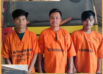 Ketiga tersangka beserta truk dan excapator saat diamankan di Polres Taput, Selasa (24/10).
