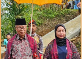 Ketua DPD Nasdem Kabupaten Tapanuli Selatan, HM. Yusuf Siregar didampingi Anggota DPRD Tapsel dan selaku Ketua Fraksi Nasdem, Ledy Namariana Siregar  saat tutup resmi Futsal Cafe Hoby Hoby, Minggu (22/10).