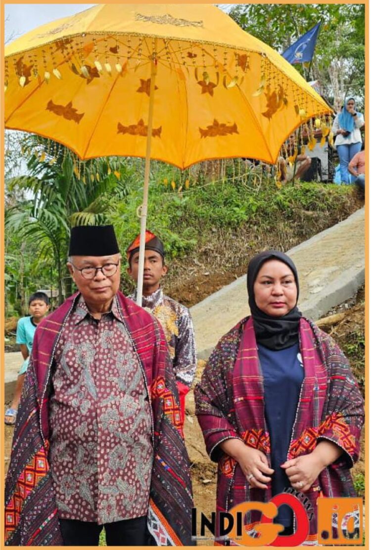 Ketua DPD Nasdem Kabupaten Tapanuli Selatan, HM. Yusuf Siregar didampingi Anggota DPRD Tapsel dan selaku Ketua Fraksi Nasdem, Ledy Namariana Siregar  saat tutup resmi Futsal Cafe Hoby Hoby, Minggu (22/10).