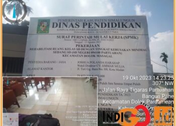 Plang proyek dan lantai ruangan yang belang belang, Kamis (26/10).