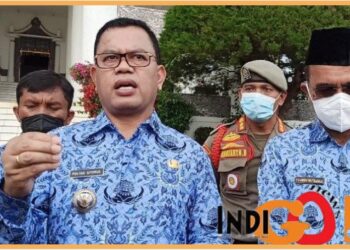 Poltak Siorus, Bupati Toba saat diwawancarai reporter Indigonews, Kamis (26/10).