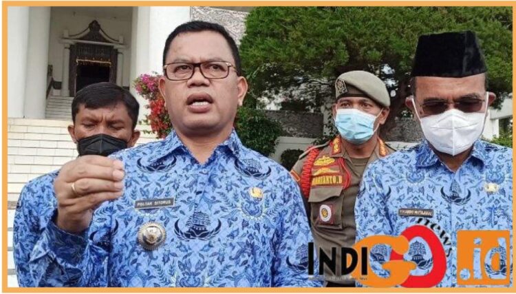Poltak Siorus, Bupati Toba saat diwawancarai reporter Indigonews, Kamis (26/10).