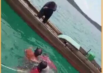 Saat evakuasi jenazah anak dibawah umur yang dipekerjakan di Kapal Pukat Bilis milik Asung, Kamis (26/10).