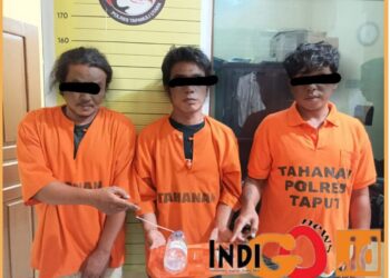 Ketiga tersangka beserta alat bukti saat diamankan di Polres Taput, Jumat (27/8).