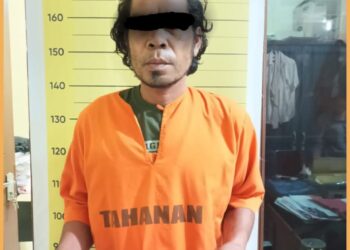 Hendra Budiman Tambunan saat diamankan di Polres Taput, Kamis (26/10).