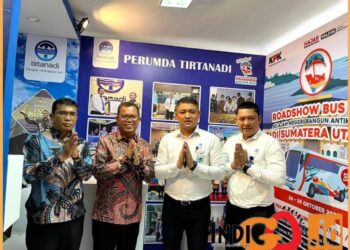 Bupati Toba, Poltak Sitorus bersama Sekda dan Inspektorat saat hadiri Roadshow Bus KPK, Jumat (27/10).