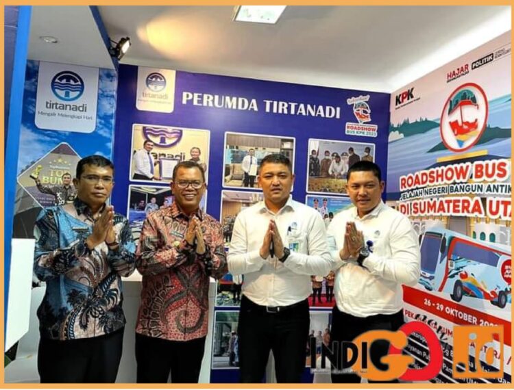 Bupati Toba, Poltak Sitorus bersama Sekda dan Inspektorat saat hadiri Roadshow Bus KPK, Jumat (27/10).