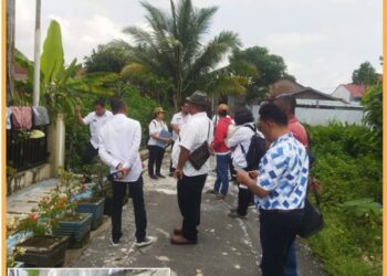 Inspekrorat bersana Dinas PUTR Kota Pematangsiantar dan LPKN Tipikor disaksikan warga saat cek lapangan, Selasa (31/10).