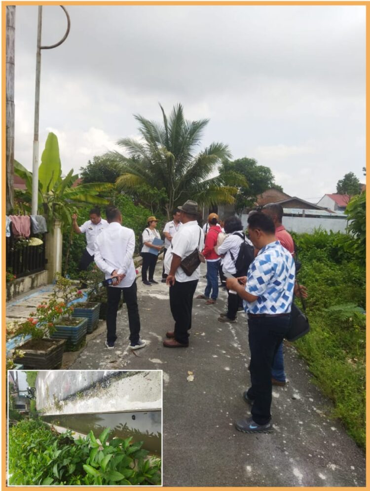 Inspekrorat bersana Dinas PUTR Kota Pematangsiantar dan LPKN Tipikor disaksikan warga saat cek lapangan, Selasa (31/10).