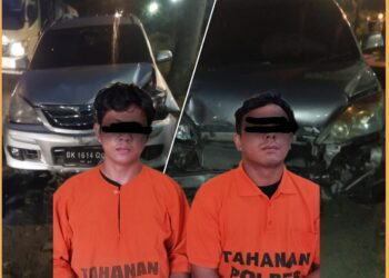 Kedua pelaku dan mobil yang ringsek, Kamis (19/10).