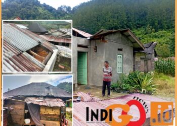Kondisi rumah yang rusak akibat hujan disertai angin puting beliung, Mingu (5/11).