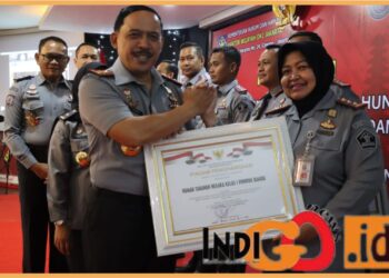 Kepala Rutan Kelas I Pondok Bambu, Dewi Sondari menerima piagam penghargaan Pelayanan Publik Berbasis HAM (P2HAM), Selasa (7/11).