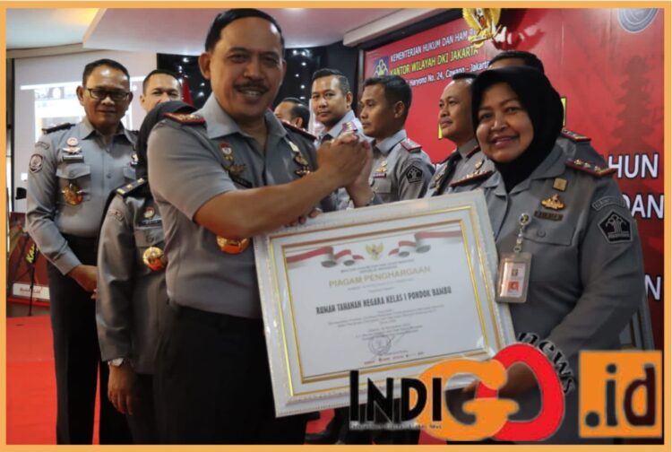 Kepala Rutan Kelas I Pondok Bambu, Dewi Sondari menerima piagam penghargaan Pelayanan Publik Berbasis HAM (P2HAM), Selasa (7/11).