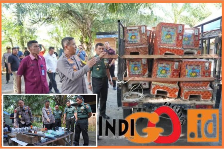 Tim gabungan saat amankan narkoba dan mesin judi di Barak Kutalimbaru - Deliserdang, Selasa (7/11).