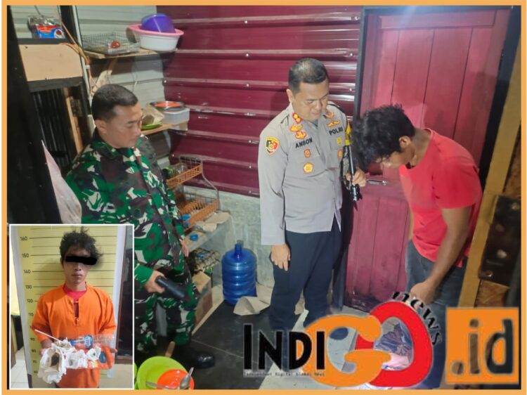 Tersangka AH saat diamankan oleh Tim gabungan pengrebekan kampung narkoba, Rabu (8/11).
