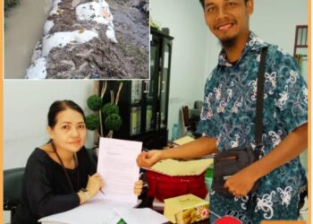 Andre Sinaga saat menyerahkan surat permohonan perbaikan saluran irigasi, Jumat (10/11).