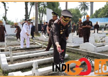 Kapolresta Deliserdang, AKBP. Raphael Sandhy Cahya Priambodo SIK saat tabur bunga pada makam pahlawan, Jumat (10/11).