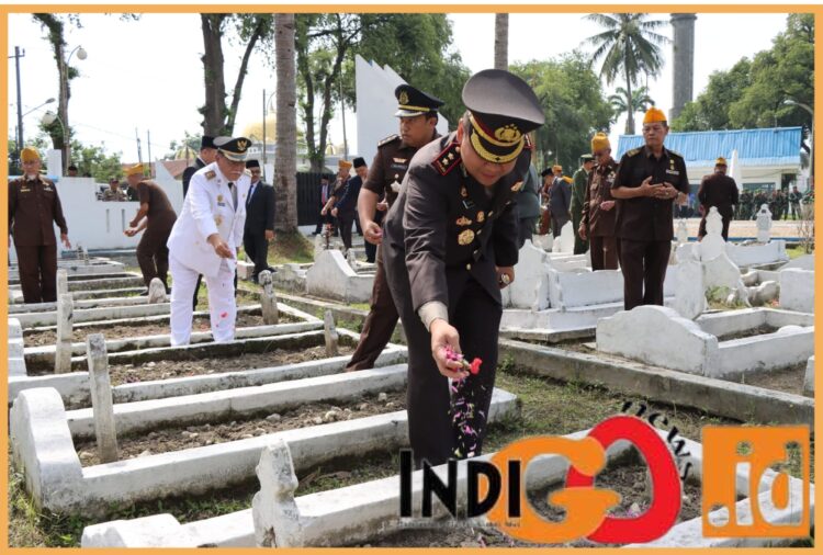 Kapolresta Deliserdang, AKBP. Raphael Sandhy Cahya Priambodo SIK saat tabur bunga pada makam pahlawan, Jumat (10/11).