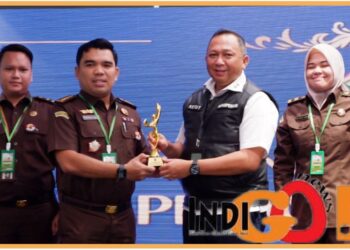 Kapuspen Kejagung RI, Dr. Ketut Sumedana saat serahkan penghargaan kepada Kepala Seksi Penerangan Hukum Kejati Sumut Yos A Tarigan SH, MH didampingi Ika Kartika Lubis dan Dame Halawa pada acara workshop Penguatan Peran Tenaga Humas Kejaksaan dalam Rangka Meningkatkan Kepercayaan Masyarakat, Kamis (9/11).