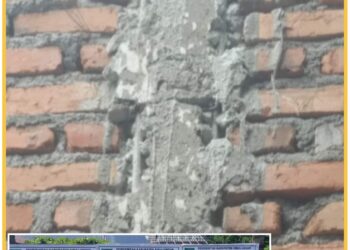 Tiang cor selasar (tiang cor tengah) dinding laboratoriun komputer yang asalan, Sabtu (11/11).