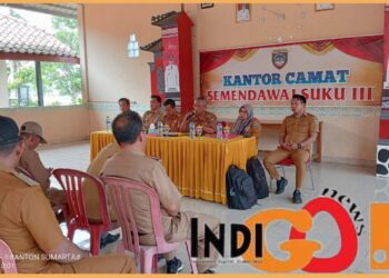 Inspektorat OKU Timur saat pembinaan seluruh Kades Kacamatan Semendawai Suku III, Senin (13/11).