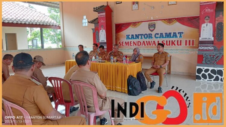 Inspektorat OKU Timur saat pembinaan seluruh Kades Kacamatan Semendawai Suku III, Senin (13/11).