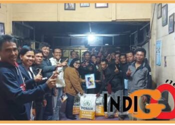 Ketua DPD Nasdem Taput, Fatimah Hutabarat saat bagi bibit jagung, Kamis (16/11).