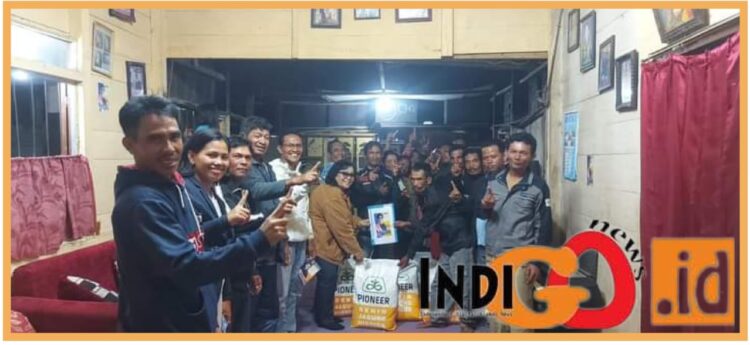 Ketua DPD Nasdem Taput, Fatimah Hutabarat saat bagi bibit jagung, Kamis (16/11).