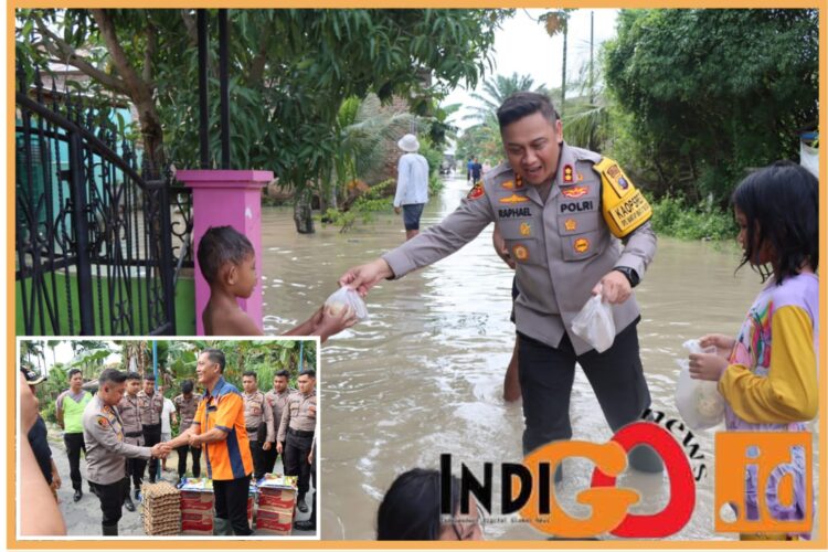 Kapolresta Deliserdang, AKBP. Raphael saat bagi bantuan, Selasa (14/11).