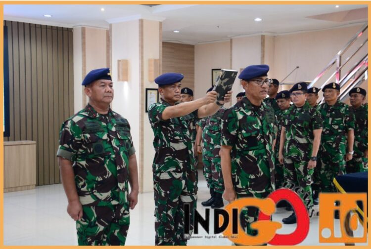 Danpushidrosal, Laksamana Madya TNI Nurhidayat saat pimpin serah terima jabatan Wadanpushidrosal bertempat di Anjungan Pushidrosal, Ancol Timur Jakarta Utara, Jumat (17/11).