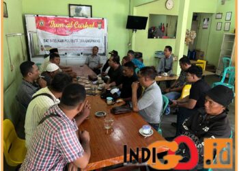 Wakasat Intelkam AKP Sanggam Simaremare saat bincang bincang dengan warga, Jumat (17/11).