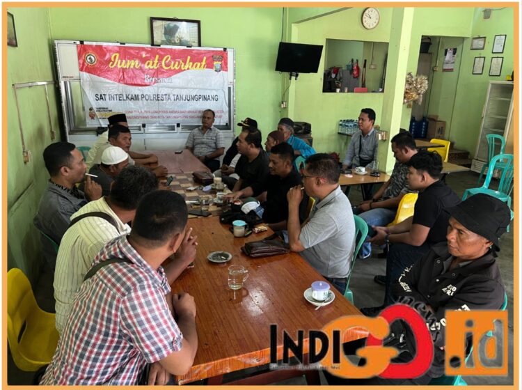 Wakasat Intelkam AKP Sanggam Simaremare saat bincang bincang dengan warga, Jumat (17/11).