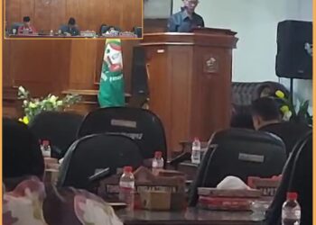 Jesayas, anggotq DPRD Taput Fraksi Nasdem saat membacakan pandangan Partai Nasdem pada rapat paripurna banggar, Kamis (17/11).