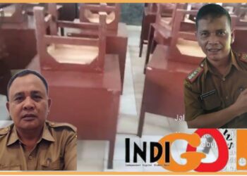 Moboler Meja dan kursi yanh asal ada serta Kadis Pendidikan Simalungun, Sudiahman bersama Farolan Sidauruk, Senin (20/11).