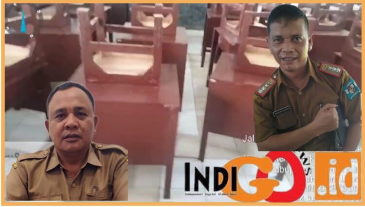Moboler Meja dan kursi yanh asal ada serta Kadis Pendidikan Simalungun, Sudiahman bersama Farolan Sidauruk, Senin (20/11).