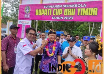 Bupati Enos saat membuka resmi turnamen sepakbola Bupati Cup OKU Timur 2023, Rabu (22/11).