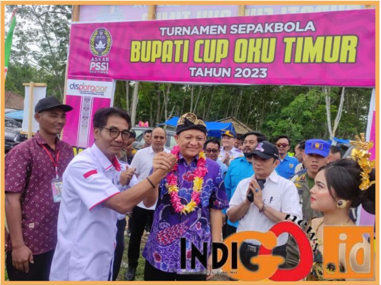 Bupati Enos saat membuka resmi turnamen sepakbola Bupati Cup OKU Timur 2023, Rabu (22/11).