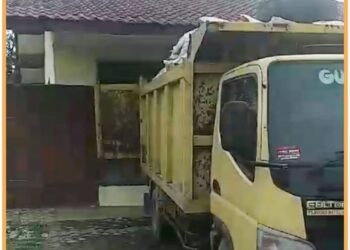 Dokumen mobil truck saat menurunkan muatan pupuk subsidi, Kamis (23/11).