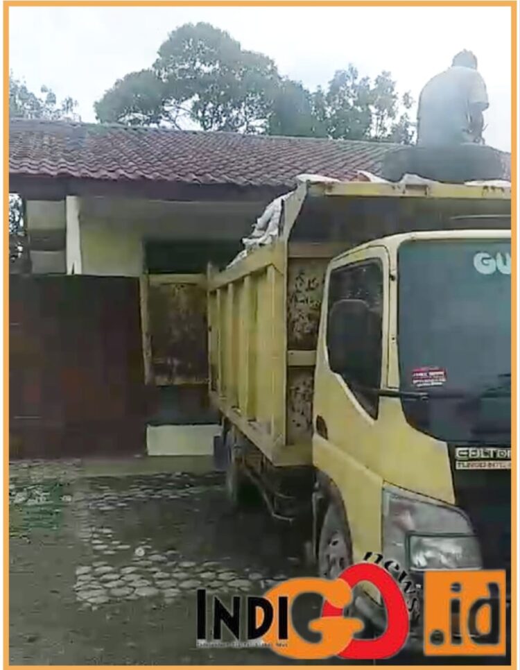 Dokumen mobil truck saat menurunkan muatan pupuk subsidi, Kamis (23/11).