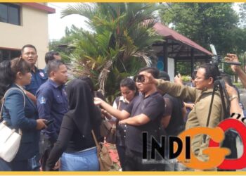 H Mandagi, Ketua LSI dan Ketum SPRI saat di Polda Sumut, Kamis (23/11).