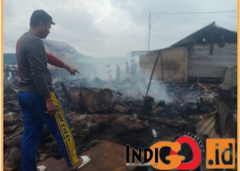 Personil Polsek Senayang saat evakuasi kebakaran, Selasa (5/12).