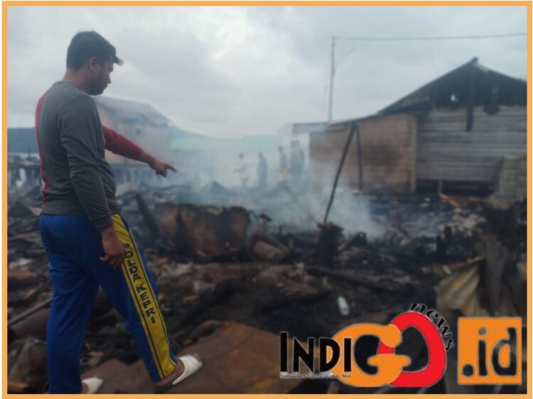 Personil Polsek Senayang saat evakuasi kebakaran, Selasa (5/12).