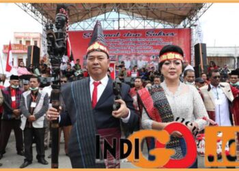 Bupati Taput, Dr. Drs. Nikson Nababan M.Si bersama Isteri saat pelantikan Partogi Kabupaten Dairi, Jumat (1/12).