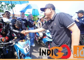 Bupati OKU Timur, Enos saat hadiri final kejurda road rae IMI Sumsel, Minggu (3/12).