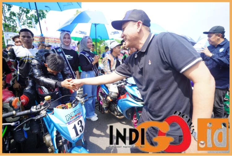 Bupati OKU Timur, Enos saat hadiri final kejurda road rae IMI Sumsel, Minggu (3/12).