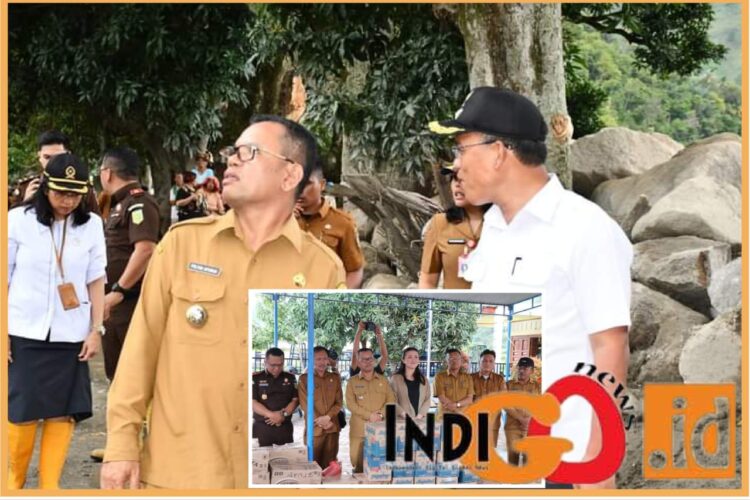 Bupati Toba, Poltak Sitorus bersama Forkopimda saat kunjungi dan berikan bantuan bencana banjir bandang dan longsor di Baktiraja, Kabupaten Humbahas, Senin (4/12).