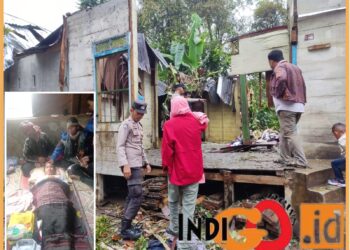 Kondisi rumah korban yang hancur dan jenazah putrinya akibat tertimpa pohon kemiri, Selasa (5/12).