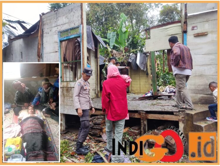 Kondisi rumah korban yang hancur dan jenazah putrinya akibat tertimpa pohon kemiri, Selasa (5/12).